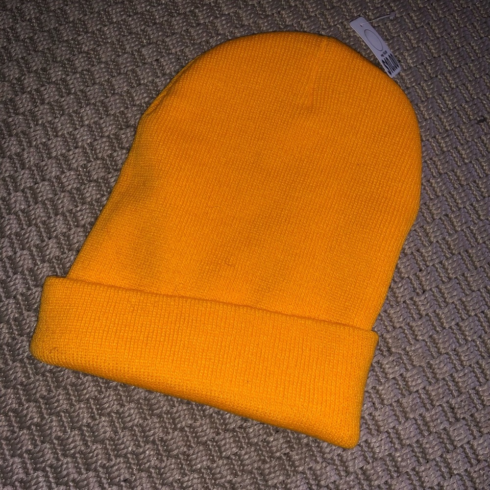 BRAND NEW orange tuque
